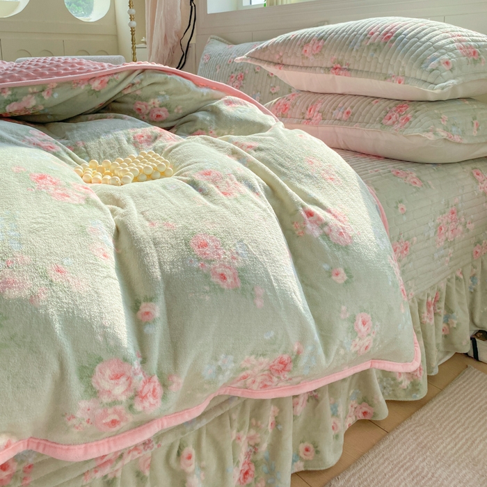 91家纺网 家纺一手货源 找家纺 梦可莱家居 2025秋冬新品豆豆绒床盖大花边四件套 花语玫瑰