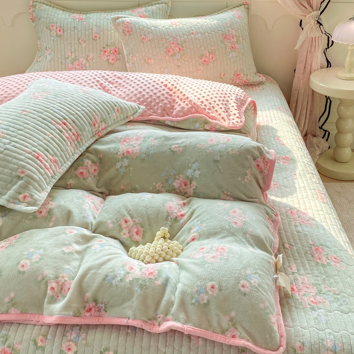 91家纺网 家纺一手货源 找家纺 梦可莱家居 2025秋冬新品豆豆绒床盖大花边四件套 花语玫瑰