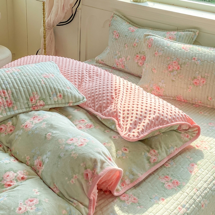 91家纺网 家纺一手货源 找家纺 梦可莱家居 2025秋冬新品豆豆绒床盖大花边四件套 花语玫瑰