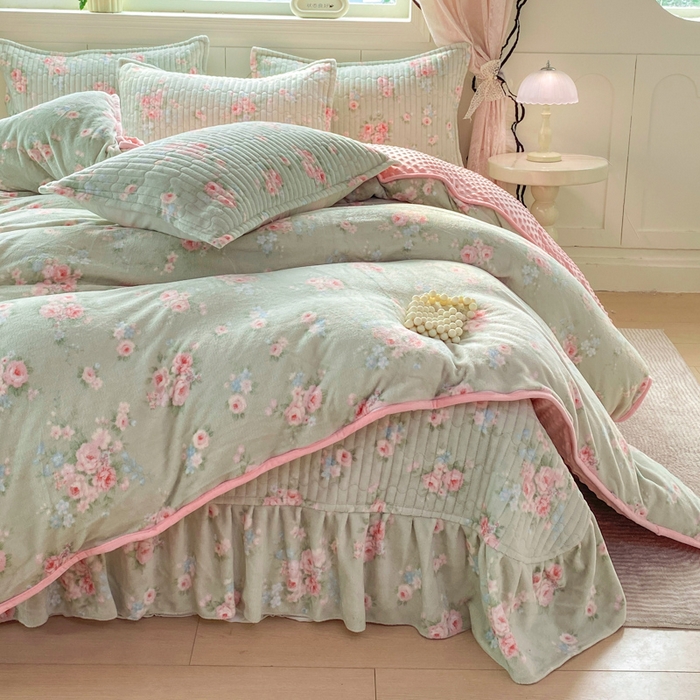 91家纺网 家纺一手货源 找家纺 梦可莱家居 2025秋冬新品豆豆绒床盖大花边四件套 花语玫瑰