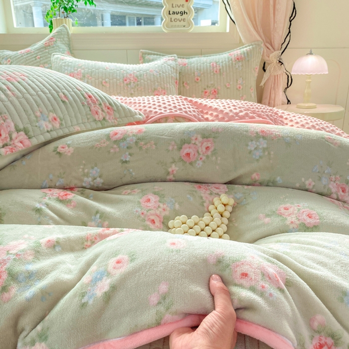 91家纺网 家纺一手货源 找家纺 梦可莱家居 2025秋冬新品豆豆绒床盖大花边四件套 花语玫瑰