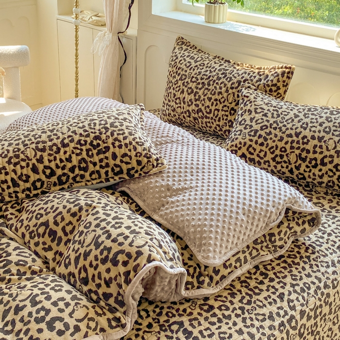 91家纺网 家纺一手货源 找家纺 梦可莱家居 2025秋冬新品豆豆绒床盖大花边四件套 卡豹纹