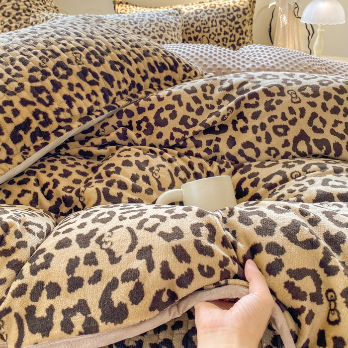 91家纺网 家纺一手货源 找家纺 梦可莱家居 2025秋冬新品豆豆绒床盖大花边四件套 卡豹纹