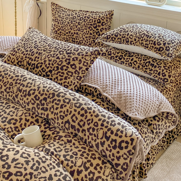 91家纺网 家纺一手货源 找家纺 梦可莱家居 2025秋冬新品豆豆绒床盖大花边四件套 卡豹纹