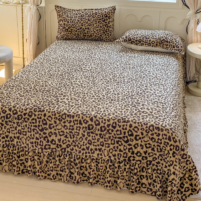 91家纺网 家纺一手货源 找家纺 梦可莱家居 2025秋冬新品豆豆绒床盖大花边四件套 卡豹纹