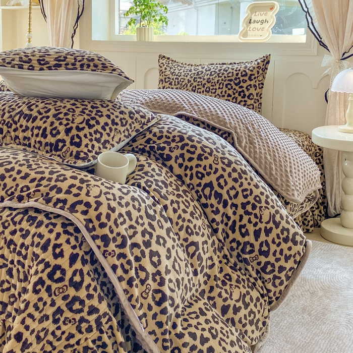 91家纺网 家纺一手货源 找家纺 梦可莱家居 2025秋冬新品豆豆绒床盖大花边四件套 卡豹纹