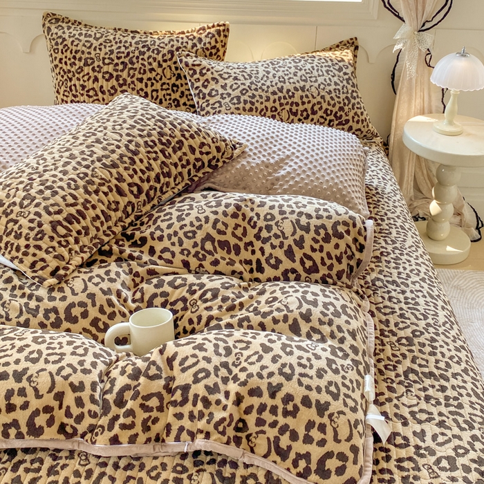 91家纺网 家纺一手货源 找家纺 梦可莱家居 2025秋冬新品豆豆绒床盖大花边四件套 卡豹纹