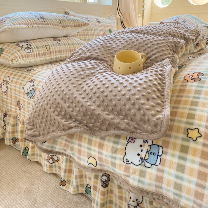梦可莱家居 2025秋冬新品豆豆绒床盖大花边四件套 凯蒂猫卡
