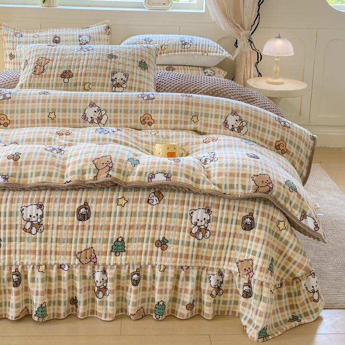 91家纺网 家纺一手货源 找家纺 梦可莱家居 2025秋冬新品豆豆绒床盖大花边四件套 凯蒂猫卡