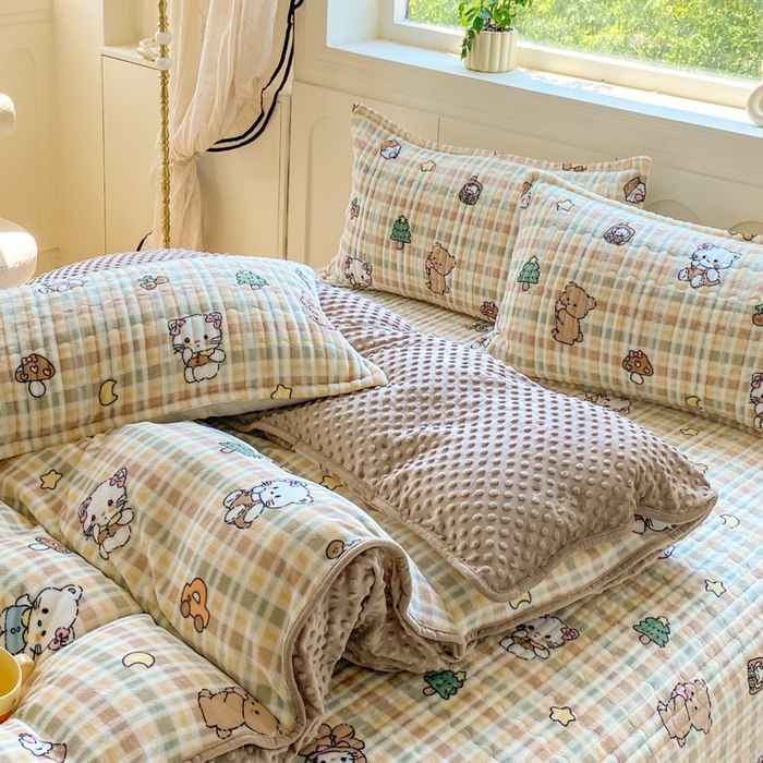 91家纺网 家纺一手货源 找家纺 梦可莱家居 2025秋冬新品豆豆绒床盖大花边四件套 凯蒂猫卡