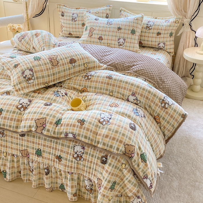 91家纺网 家纺一手货源 找家纺 梦可莱家居 2025秋冬新品豆豆绒床盖大花边四件套 凯蒂猫卡