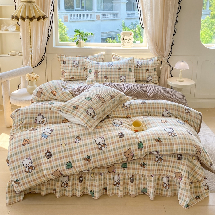 91家纺网 家纺一手货源 找家纺 梦可莱家居 2025秋冬新品豆豆绒床盖大花边四件套 凯蒂猫卡