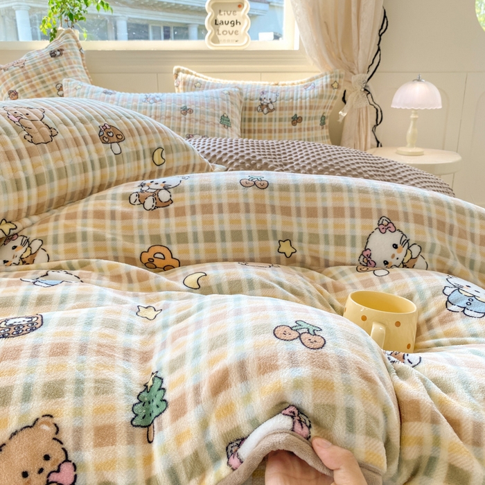 91家纺网 家纺一手货源 找家纺 梦可莱家居 2025秋冬新品豆豆绒床盖大花边四件套 凯蒂猫卡