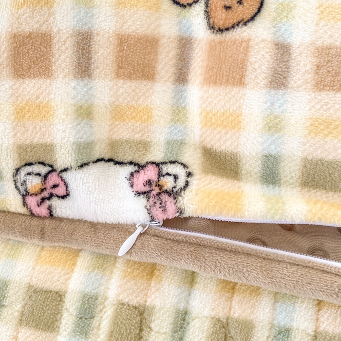 91家纺网 家纺一手货源 找家纺 梦可莱家居 2025秋冬新品豆豆绒床盖大花边四件套 凯蒂猫卡