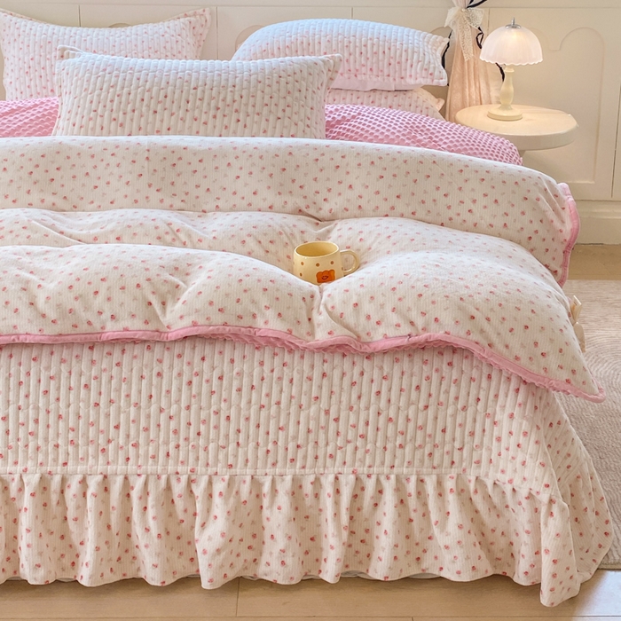 91家纺网 家纺一手货源 找家纺 梦可莱家居 2025秋冬新品豆豆绒床盖大花边四件套 丽莎