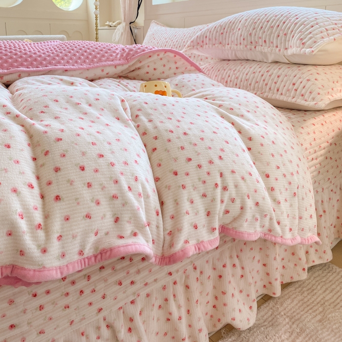 91家纺网 家纺一手货源 找家纺 梦可莱家居 2025秋冬新品豆豆绒床盖大花边四件套 丽莎