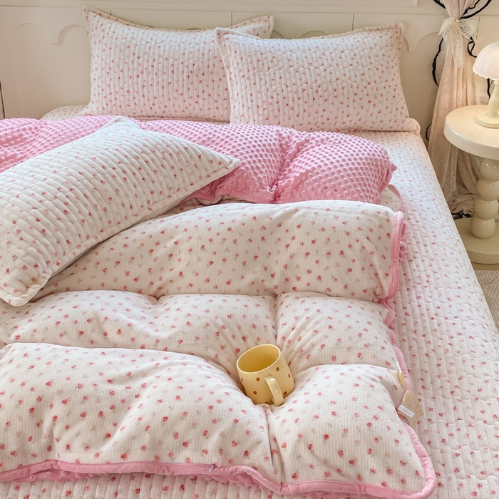 91家纺网 家纺一手货源 找家纺 梦可莱家居 2025秋冬新品豆豆绒床盖大花边四件套 丽莎