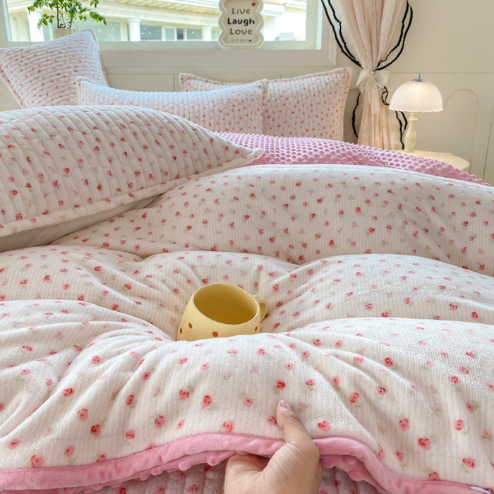 91家纺网 家纺一手货源 找家纺 梦可莱家居 2025秋冬新品豆豆绒床盖大花边四件套 丽莎