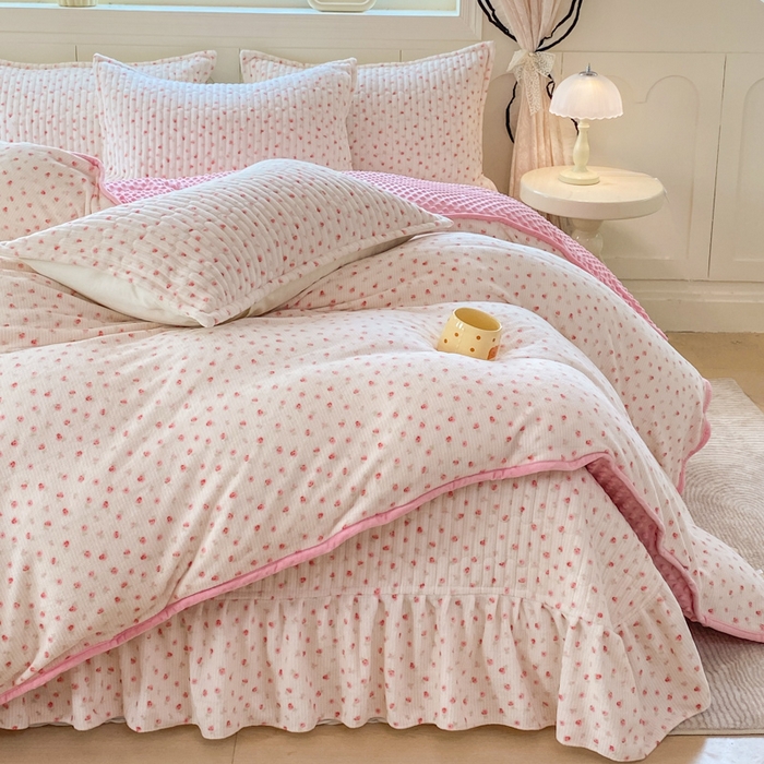 91家纺网 家纺一手货源 找家纺 梦可莱家居 2025秋冬新品豆豆绒床盖大花边四件套 丽莎