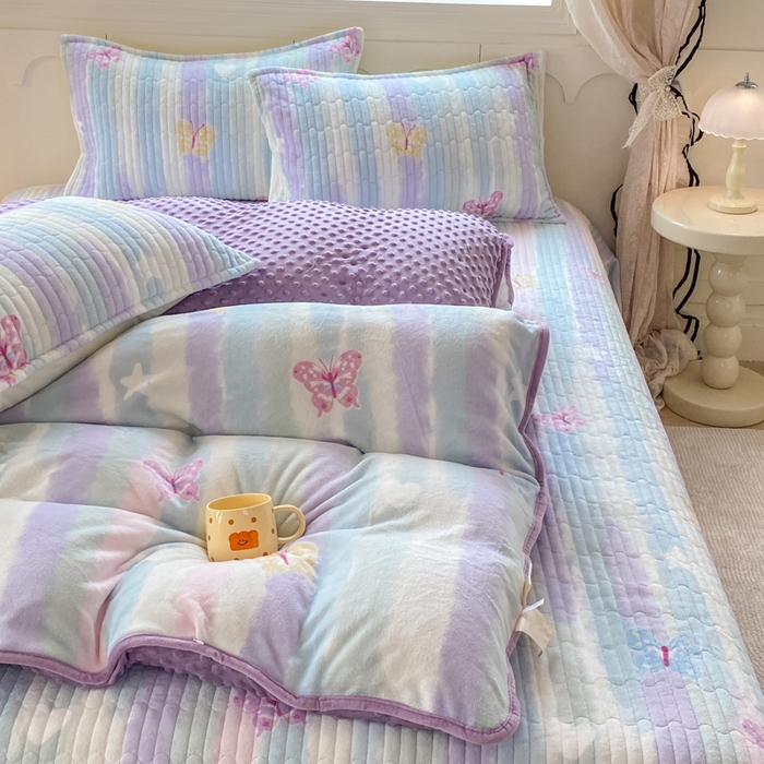 91家纺网 家纺一手货源 找家纺 梦可莱家居 2025秋冬新品豆豆绒床盖大花边四件套 七彩虹