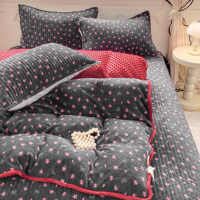 91家纺网 家纺一手货源 找家纺 梦可莱家居 2025秋冬新品豆豆绒床盖大花边四件套 情满