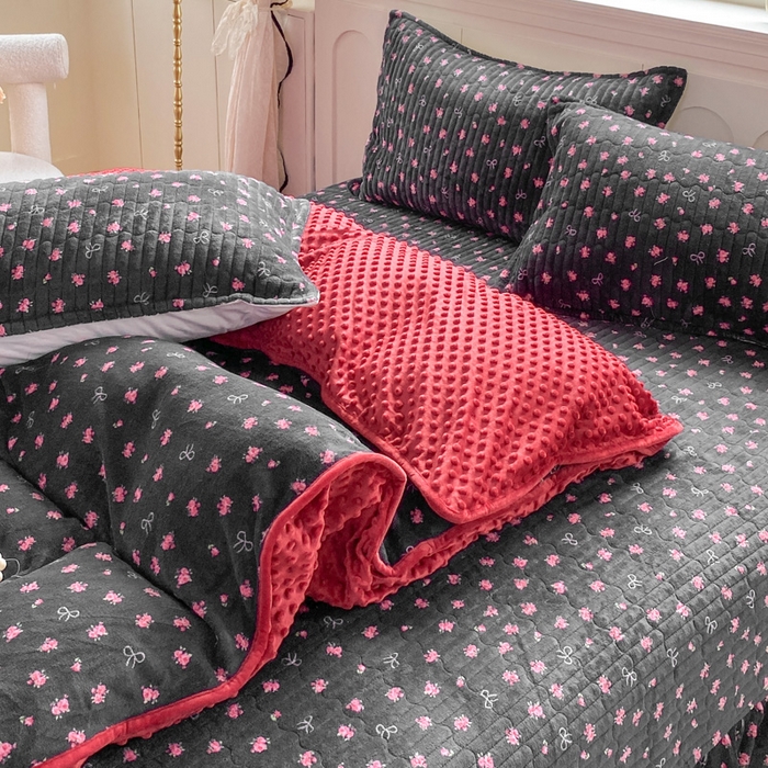 91家纺网 家纺一手货源 找家纺 梦可莱家居 2025秋冬新品豆豆绒床盖大花边四件套 情满