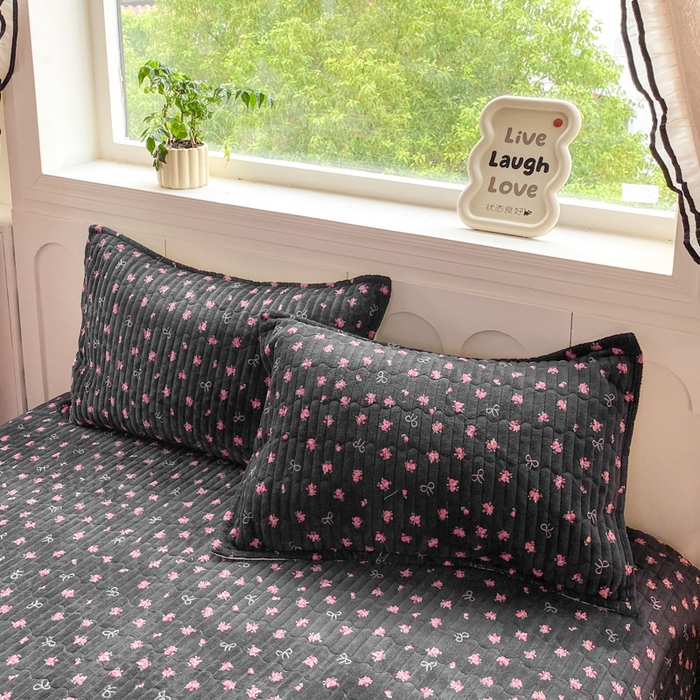 91家纺网 家纺一手货源 找家纺 梦可莱家居 2025秋冬新品豆豆绒床盖大花边四件套 情满