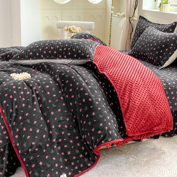 91家纺网 家纺一手货源 找家纺 梦可莱家居 2025秋冬新品豆豆绒床盖大花边四件套 情满