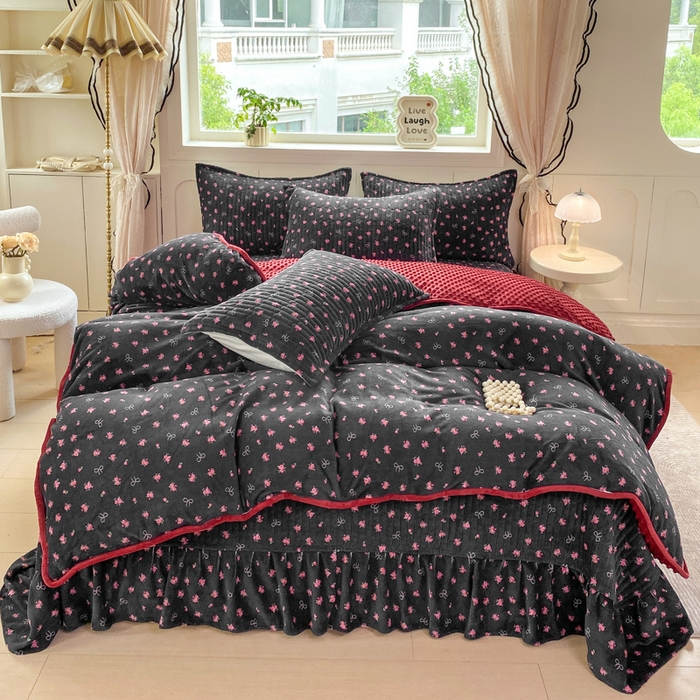 91家纺网 家纺一手货源 找家纺 梦可莱家居 2025秋冬新品豆豆绒床盖大花边四件套 情满