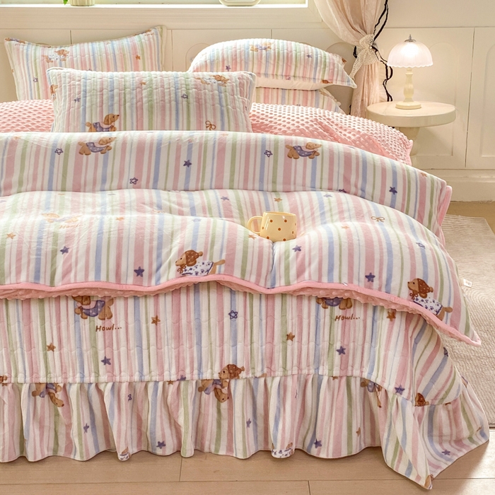 91家纺网 家纺一手货源 找家纺 梦可莱家居 2025秋冬新品豆豆绒床盖大花边四件套 香香狗