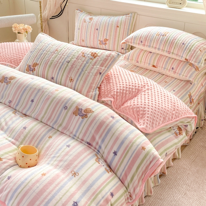 91家纺网 家纺一手货源 找家纺 梦可莱家居 2025秋冬新品豆豆绒床盖大花边四件套 香香狗