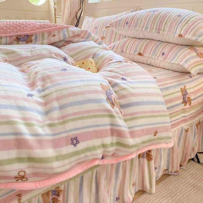 91家纺网 家纺一手货源 找家纺 梦可莱家居 2025秋冬新品豆豆绒床盖大花边四件套 香香狗