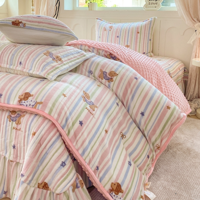 91家纺网 家纺一手货源 找家纺 梦可莱家居 2025秋冬新品豆豆绒床盖大花边四件套 香香狗