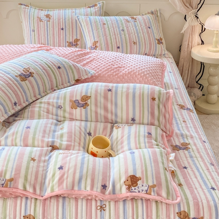 91家纺网 家纺一手货源 找家纺 梦可莱家居 2025秋冬新品豆豆绒床盖大花边四件套 香香狗