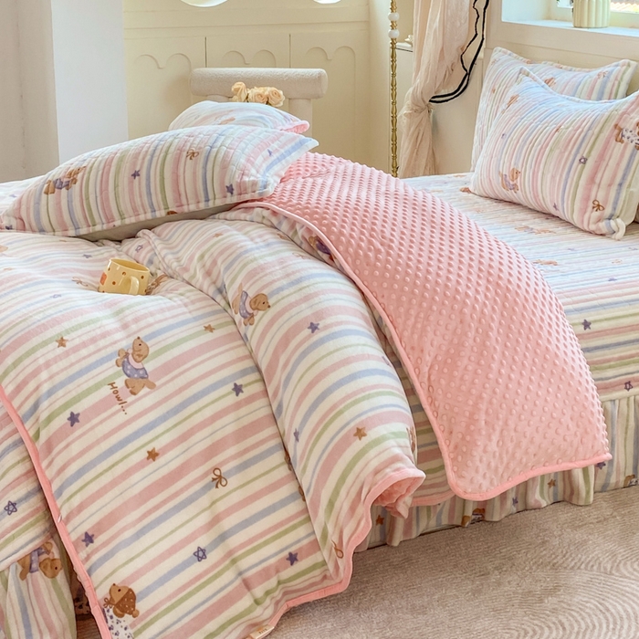 91家纺网 家纺一手货源 找家纺 梦可莱家居 2025秋冬新品豆豆绒床盖大花边四件套 香香狗