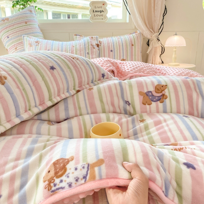 91家纺网 家纺一手货源 找家纺 梦可莱家居 2025秋冬新品豆豆绒床盖大花边四件套 香香狗