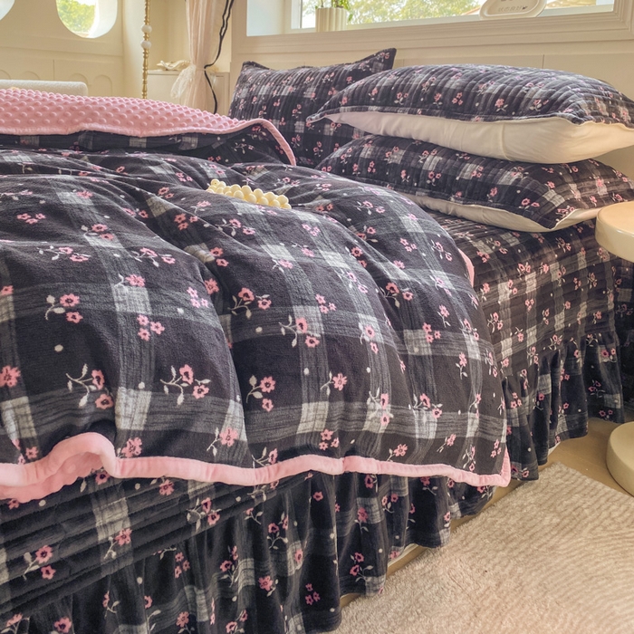 91家纺网 家纺一手货源 找家纺 梦可莱家居 2025秋冬新品豆豆绒床盖大花边四件套 欣悦