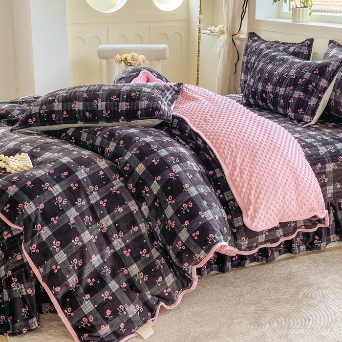 91家纺网 家纺一手货源 找家纺 梦可莱家居 2025秋冬新品豆豆绒床盖大花边四件套 欣悦