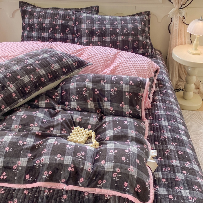 91家纺网 家纺一手货源 找家纺 梦可莱家居 2025秋冬新品豆豆绒床盖大花边四件套 欣悦