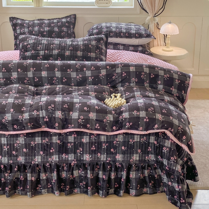 91家纺网 家纺一手货源 找家纺 梦可莱家居 2025秋冬新品豆豆绒床盖大花边四件套 欣悦