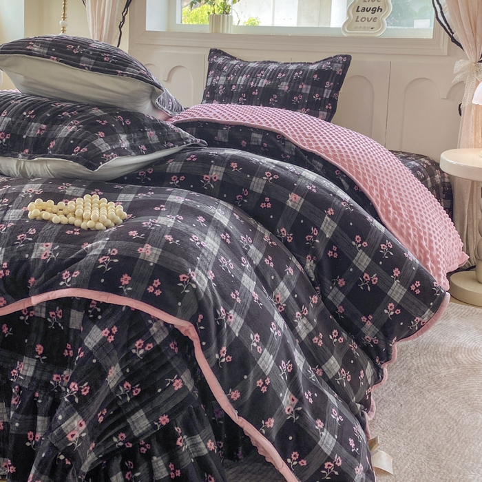 91家纺网 家纺一手货源 找家纺 梦可莱家居 2025秋冬新品豆豆绒床盖大花边四件套 欣悦