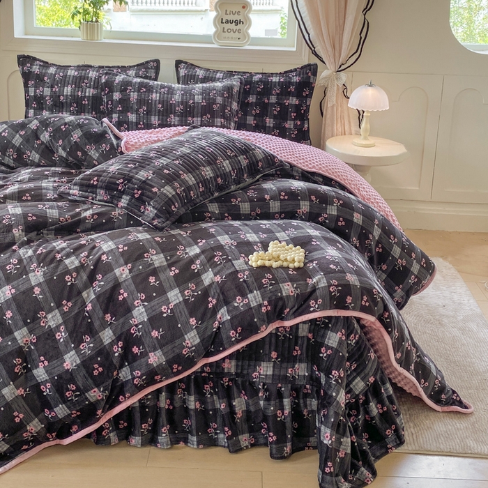 91家纺网 家纺一手货源 找家纺 梦可莱家居 2025秋冬新品豆豆绒床盖大花边四件套 欣悦