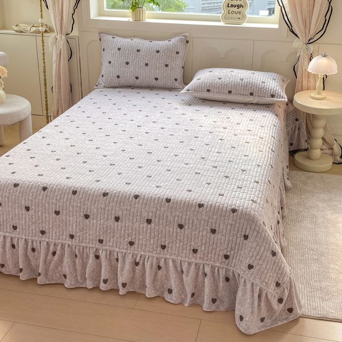 91家纺网 家纺一手货源 找家纺 梦可莱家居 2025秋冬新品豆豆绒床盖大花边四件套 叶麦心