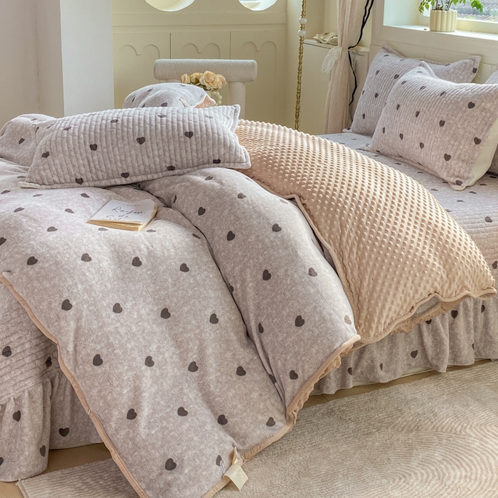 91家纺网 家纺一手货源 找家纺 梦可莱家居 2025秋冬新品豆豆绒床盖大花边四件套 叶麦心