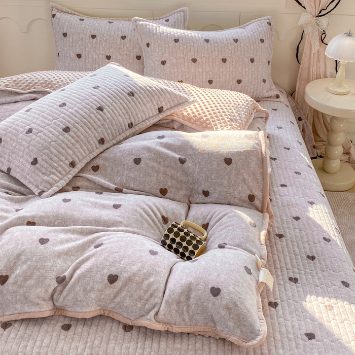 91家纺网 家纺一手货源 找家纺 梦可莱家居 2025秋冬新品豆豆绒床盖大花边四件套 叶麦心