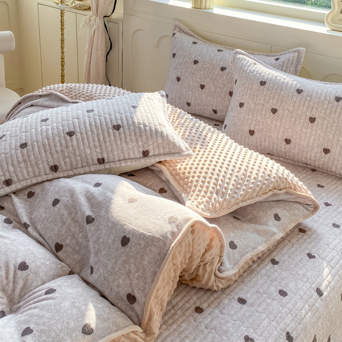 91家纺网 家纺一手货源 找家纺 梦可莱家居 2025秋冬新品豆豆绒床盖大花边四件套 叶麦心