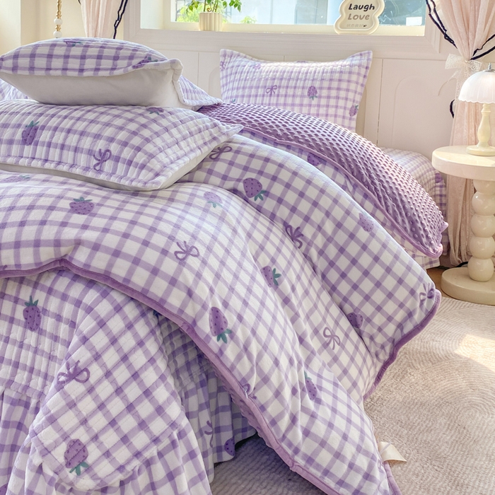 91家纺网 家纺一手货源 找家纺 梦可莱家居 2025秋冬新品豆豆绒床盖大花边四件套 紫草莓