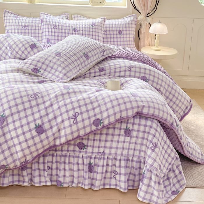 91家纺网 家纺一手货源 找家纺 梦可莱家居 2025秋冬新品豆豆绒床盖大花边四件套 紫草莓