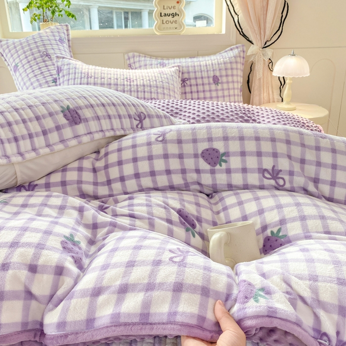 91家纺网 家纺一手货源 找家纺 梦可莱家居 2025秋冬新品豆豆绒床盖大花边四件套 紫草莓