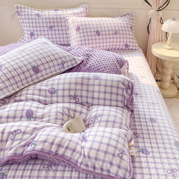 91家纺网 家纺一手货源 找家纺 梦可莱家居 2025秋冬新品豆豆绒床盖大花边四件套 紫草莓